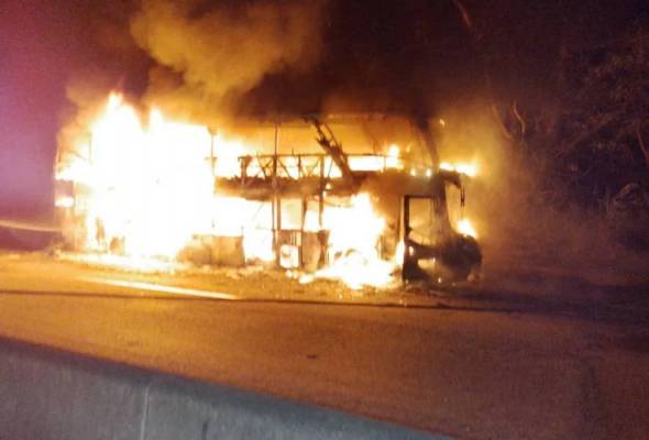 Bas ekspres bawa 42 penumpang terbakar